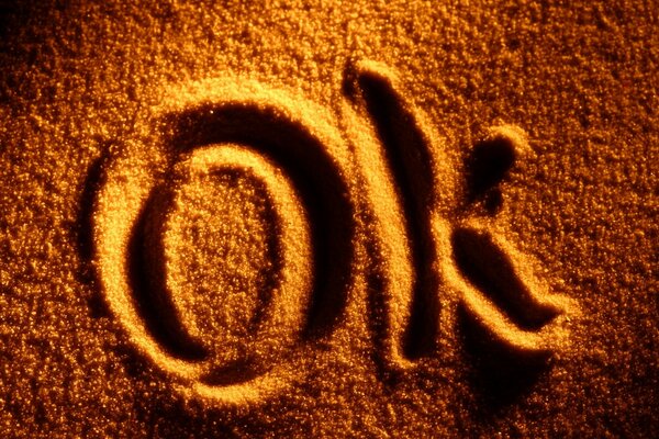Napis na piasku w złotym świetle