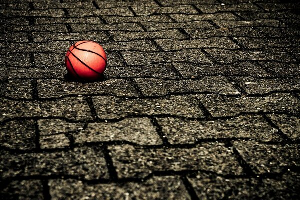 Pallone da basket sull asfalto