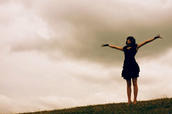 Photo d une fille libre aux pieds nus