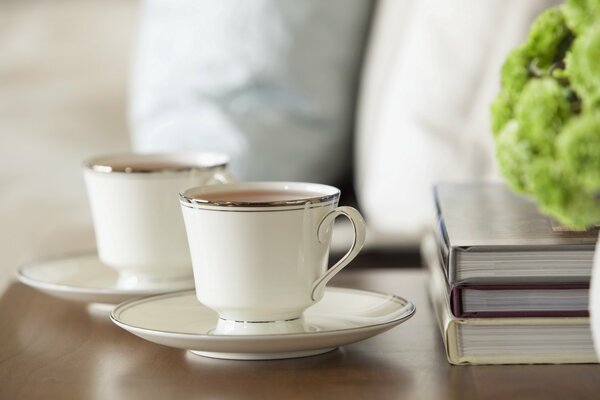 Caffè del mattino e libro, cornice in colori letto