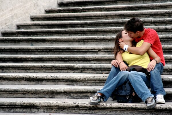 La manifestación de amor y afecto de un chico y una chica es una acción inesperada. Tal vez son besos en las escaleras?