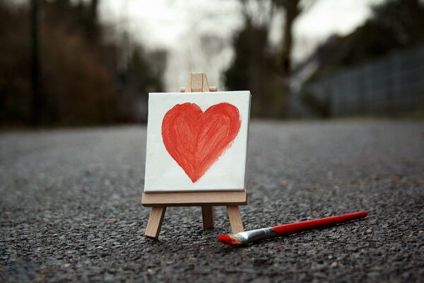 Маленький мольберт с рисунком сердца