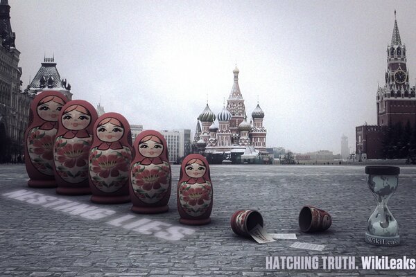 Matryoshka en la Plaza roja en el fondo de la catedral