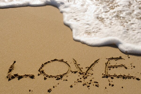 Das Wort Liebe am Strand bei der Ankunft in vrlna