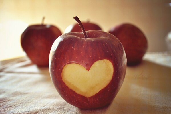 Sich zu verlieben und einen ungewöhnlichen Apfel zu schenken