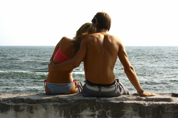 Couple sur la mer de l arrière ensemble