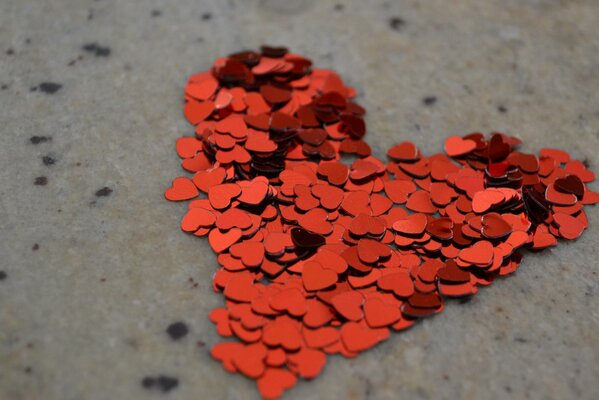 Am Valentinstag stapeln sich sogar Pailletten zu Herzen