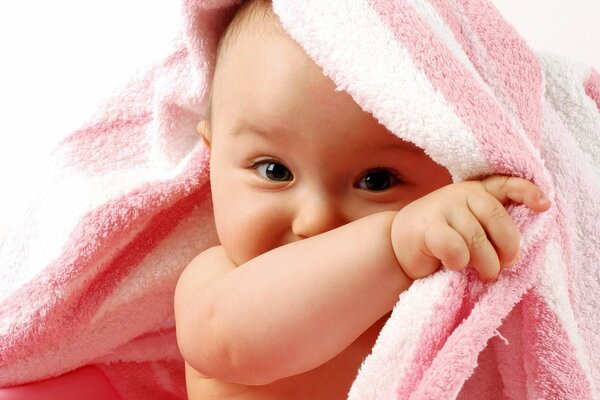 Bébé mignon dans une couverture rose pour bébé