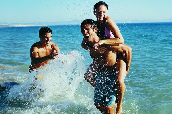 Amigos jugando en el agua y chorros