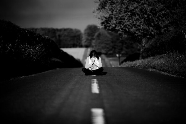 Chica solitaria en el camino blanco y negro