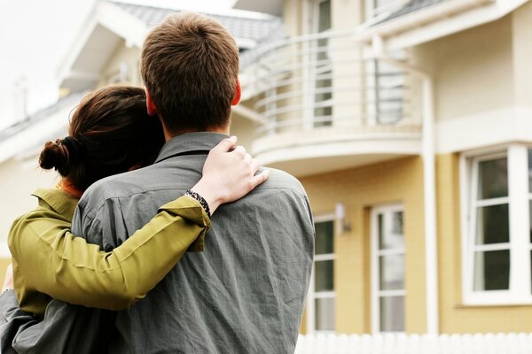 Couple admire la maison câlins