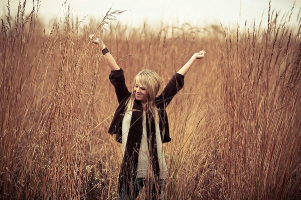 The girl rejoices in the field