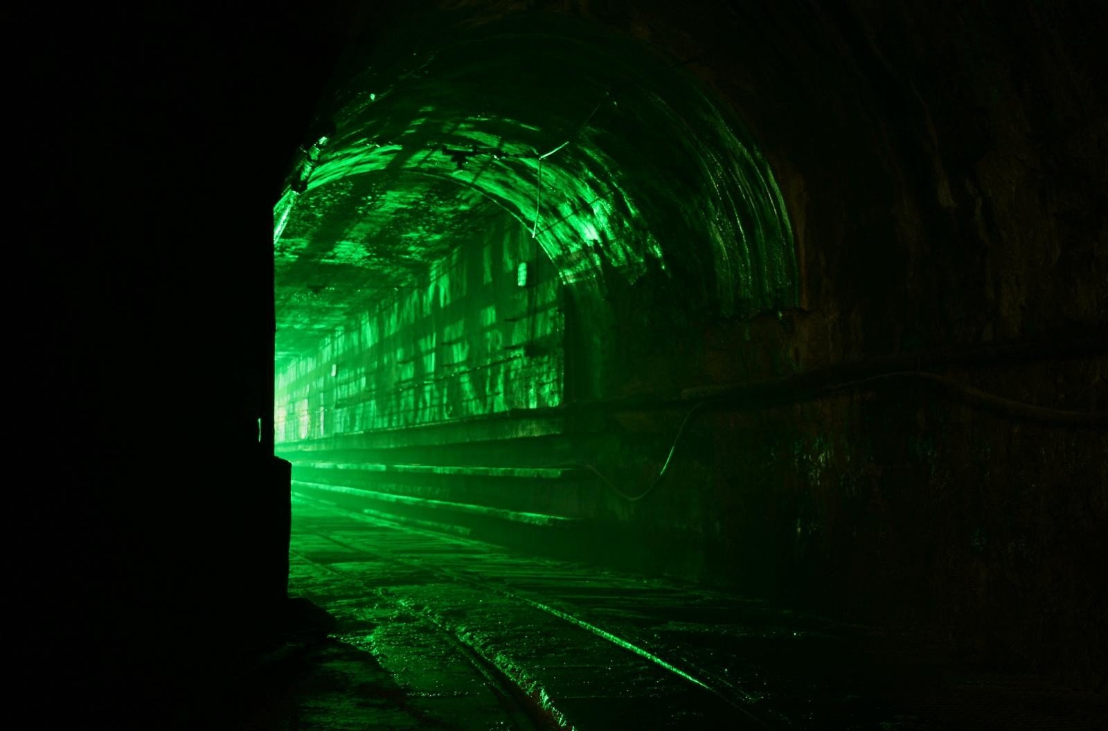 túnel verde oscuridad