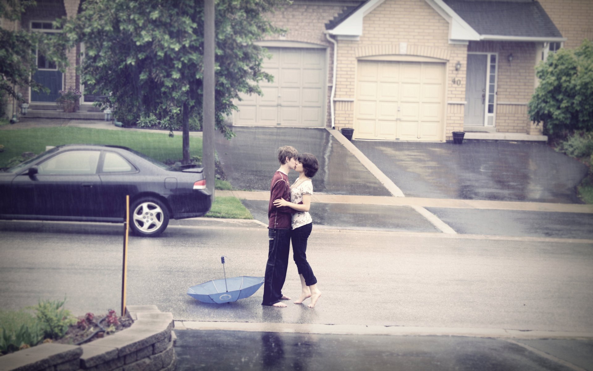 amor en cualquier tiempo beso chica chico carretera coche lluvia mal tiempo romance pasión ternura sentimientos abrazos amor chico