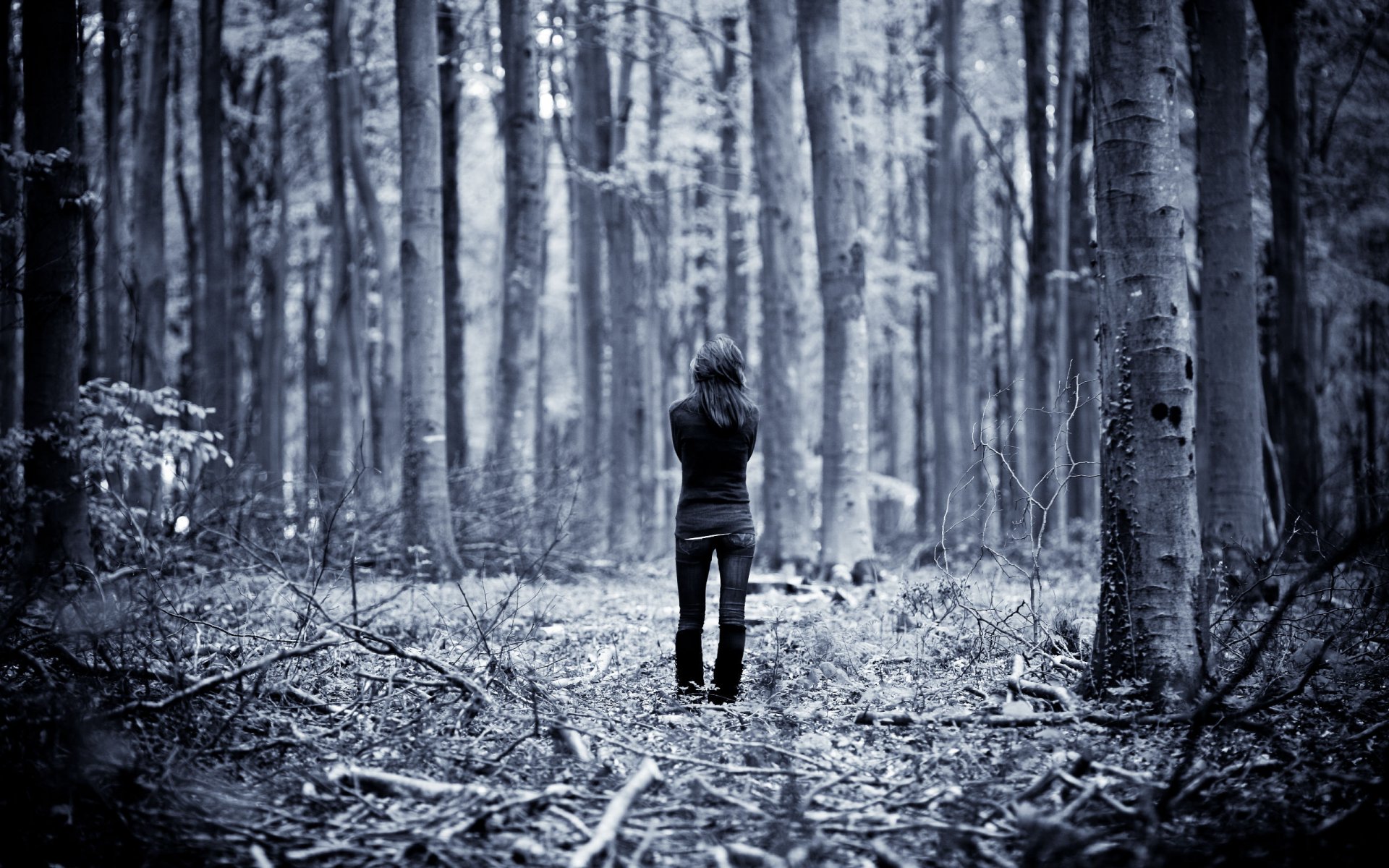 filles marche par forêt seul