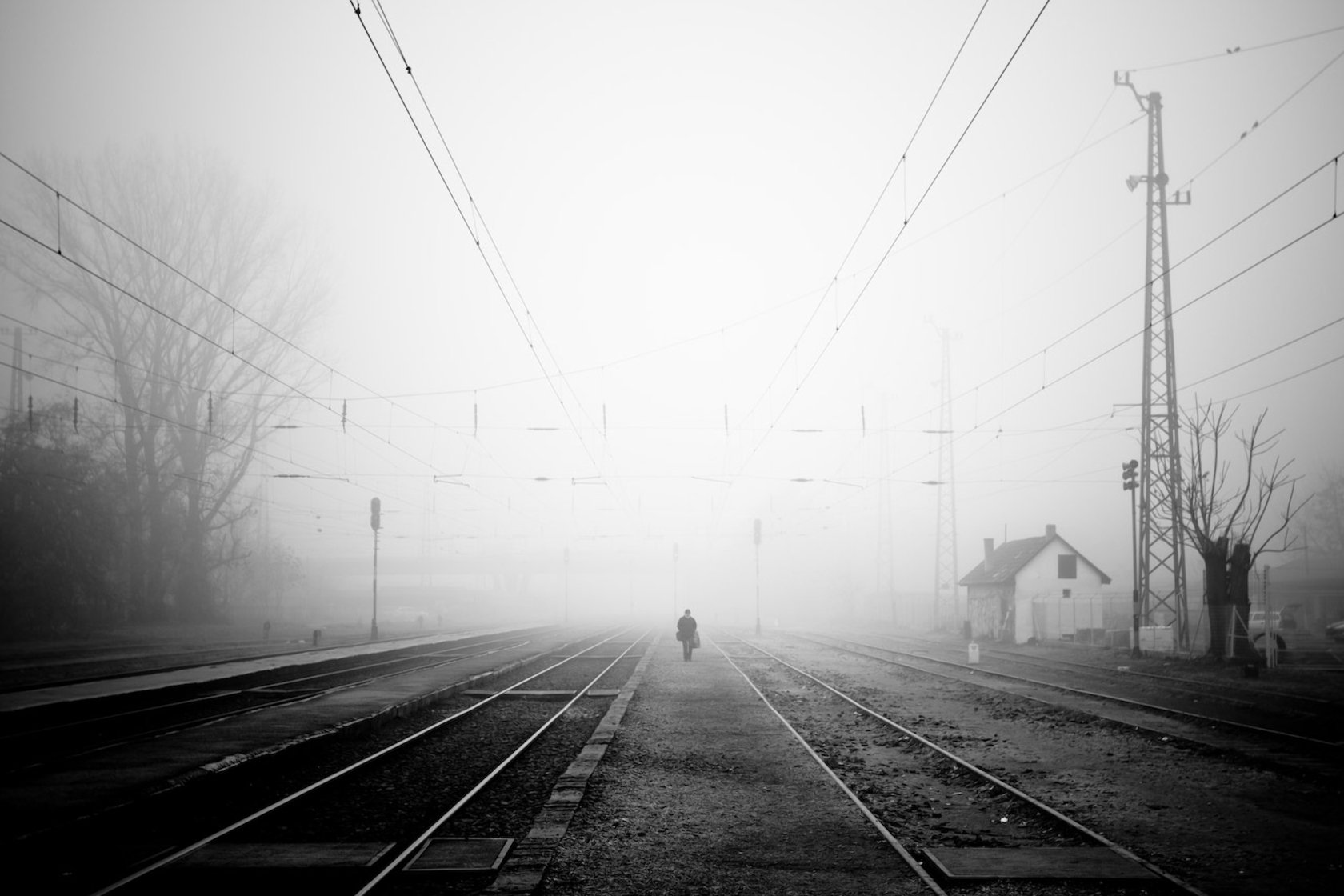 brouillard chemin de fer homme tristesse