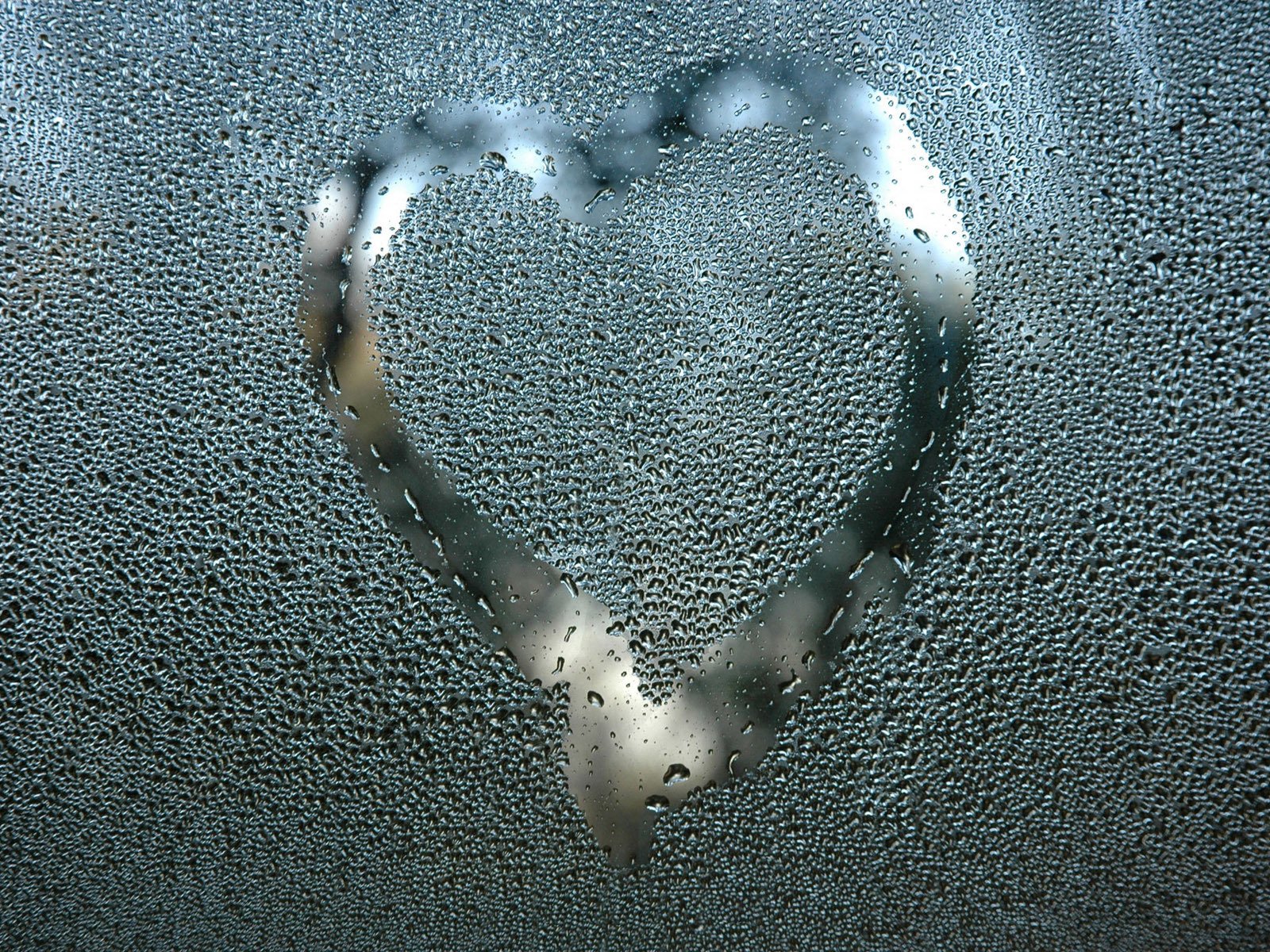 gotas vidrio patrón corazón macro