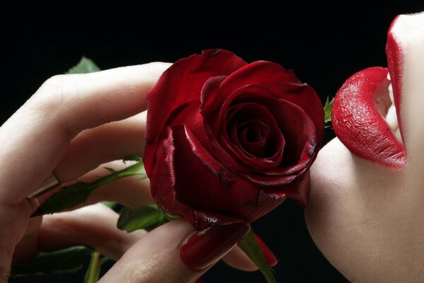 Foto con manicura roja y Rosa