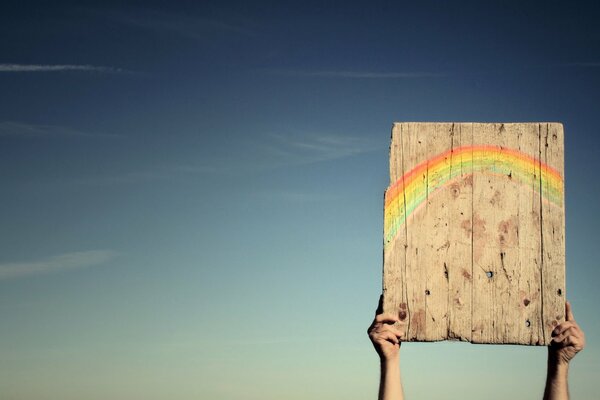 Positif. Arc-en-ciel dans le ciel. Le bonheur avec vos propres mains