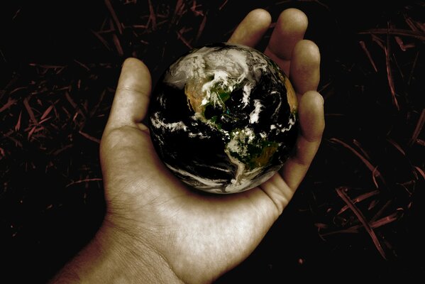 Mała planeta Ziemia leży w ludzkiej dłoni