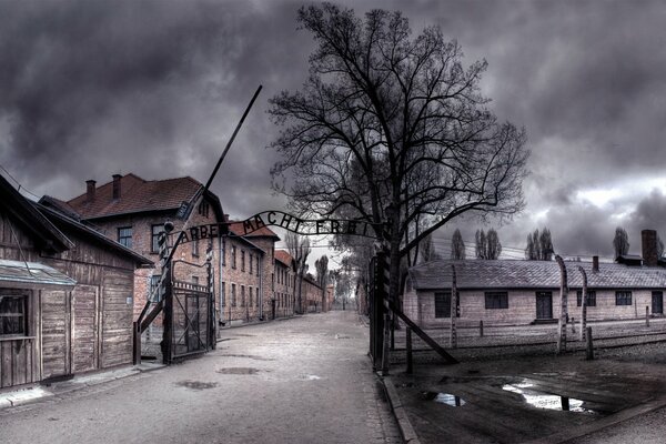 Une photo sombre de la porte d Auschwitz