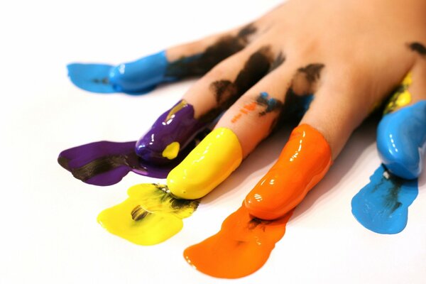 Dita della mano dipinte con diversi colori di vernice