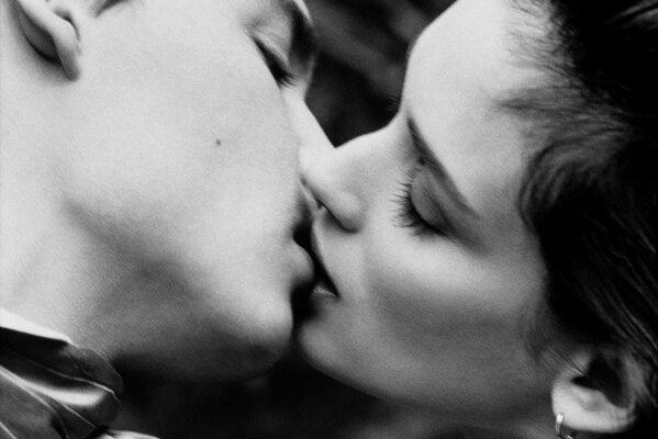 Chłopak i dziewczyna całują się, miłość, czarno białe