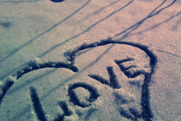 Dessin d un coeur avec l inscription de la lave sur la glace et la neige