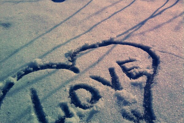 Disegno del cuore con l iscrizione di amore su ghiaccio e neve