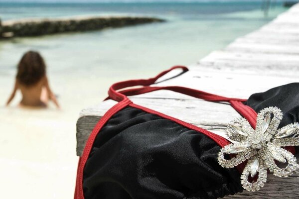 Chicas de vacaciones en el mar en traje de baño