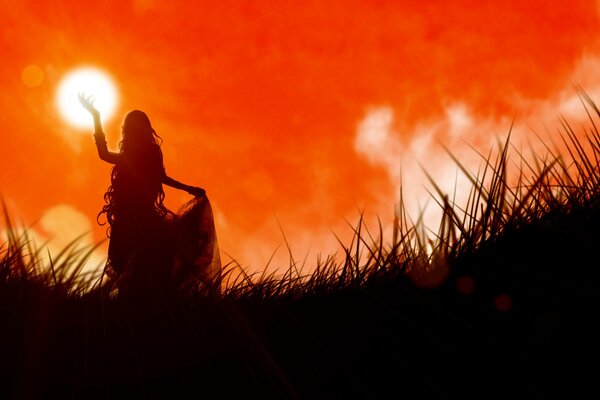 Fille au coucher du soleil sur l herbe