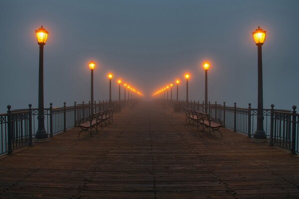 Molo nebbia luci cielo