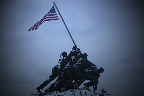 Monument aux soldats tenant le drapeau américain