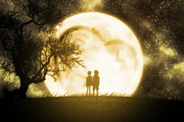 Влюблённая пара у дерева смотрящая на луну