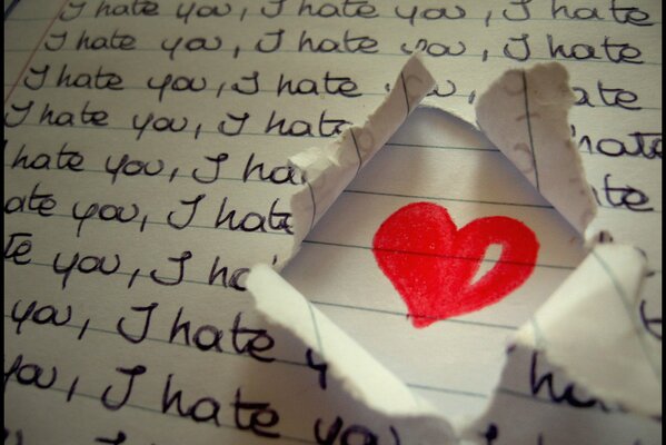 Рисунок сердца на бумаге с надписью ненавижу тебя