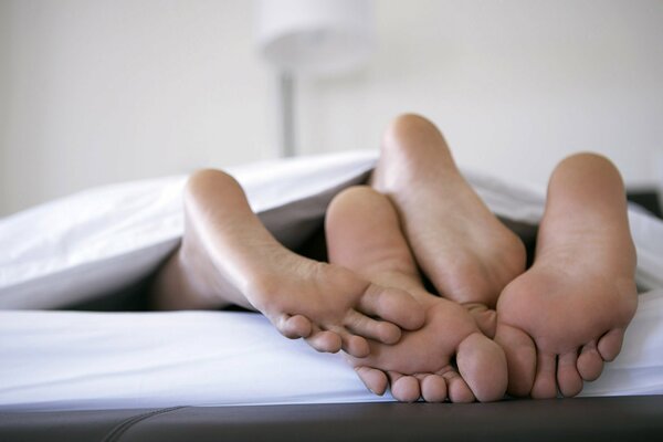 Les pieds des amoureux sous la couverture