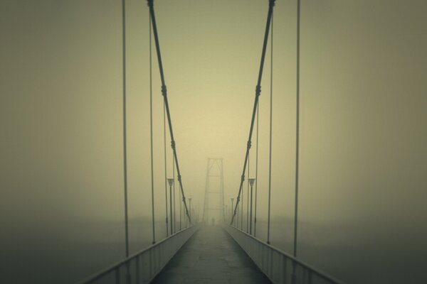 Neblige Morgenbrücke über den Fluss