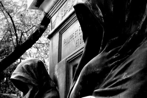 Statues à l entrée de la crypte. Noir et blanc