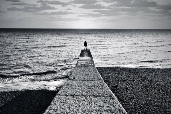 Fotografía en blanco y negro junto al mar