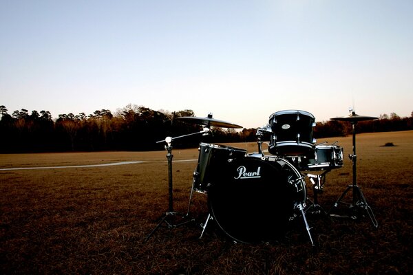 Batterie sur le terrain. Musique