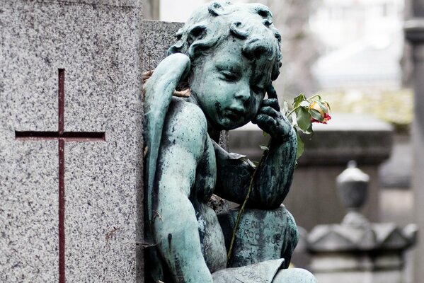 Engelskulptur mit Blume