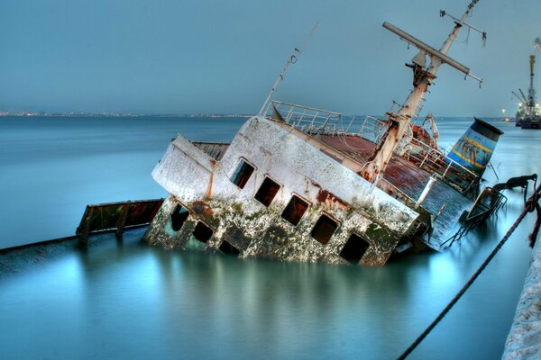 Es gab einen Unfall ein großes Schiff sank