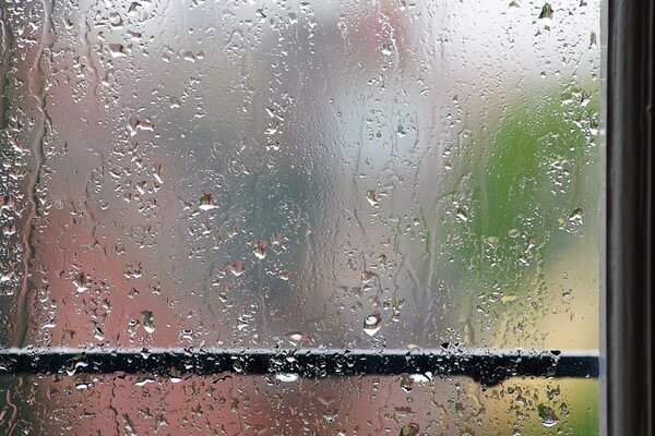 Regentropfen an der Fensterscheibe