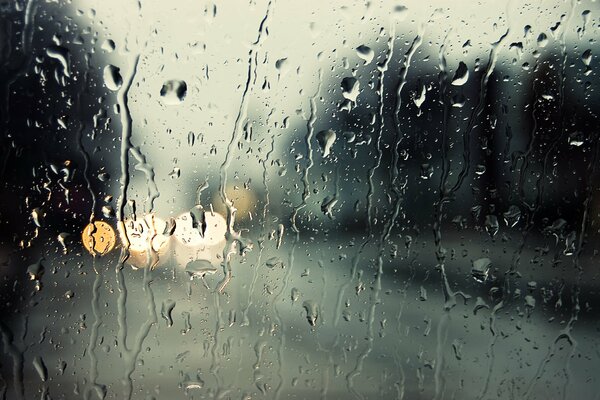 Gotas de lluvia de otoño en el vidrio