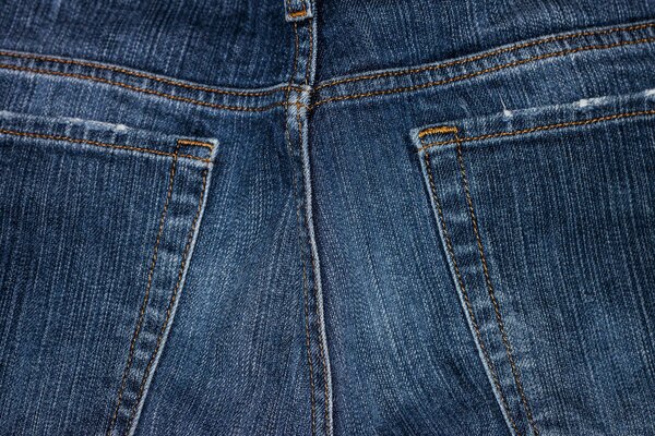 Bolsillos traseros en jeans clásicos