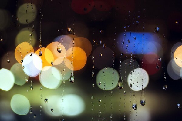 Gotas de lluvia en el vidrio