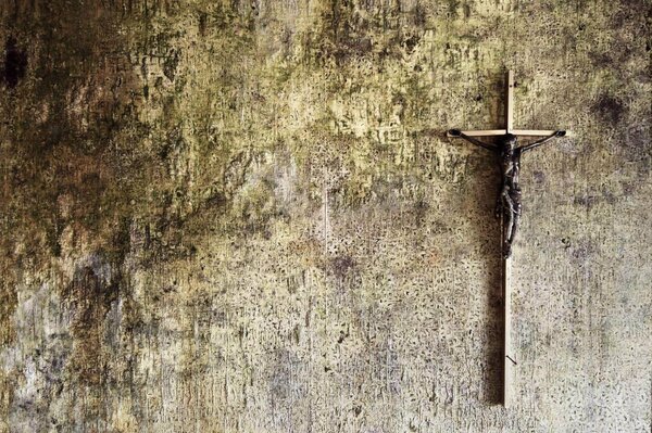 Katholisches Kreuz an der Wand