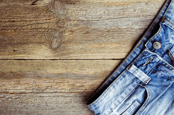 Blue jeans en una mesa de madera