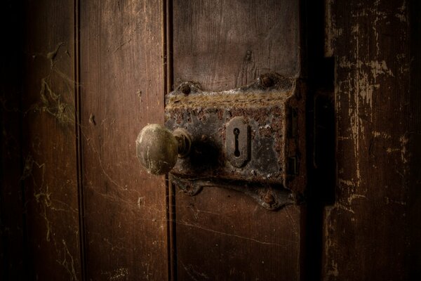 Cerradura Vintage en la puerta entreabierta