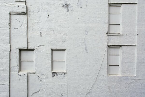 Finestre chiuse su un vecchio edificio bianco